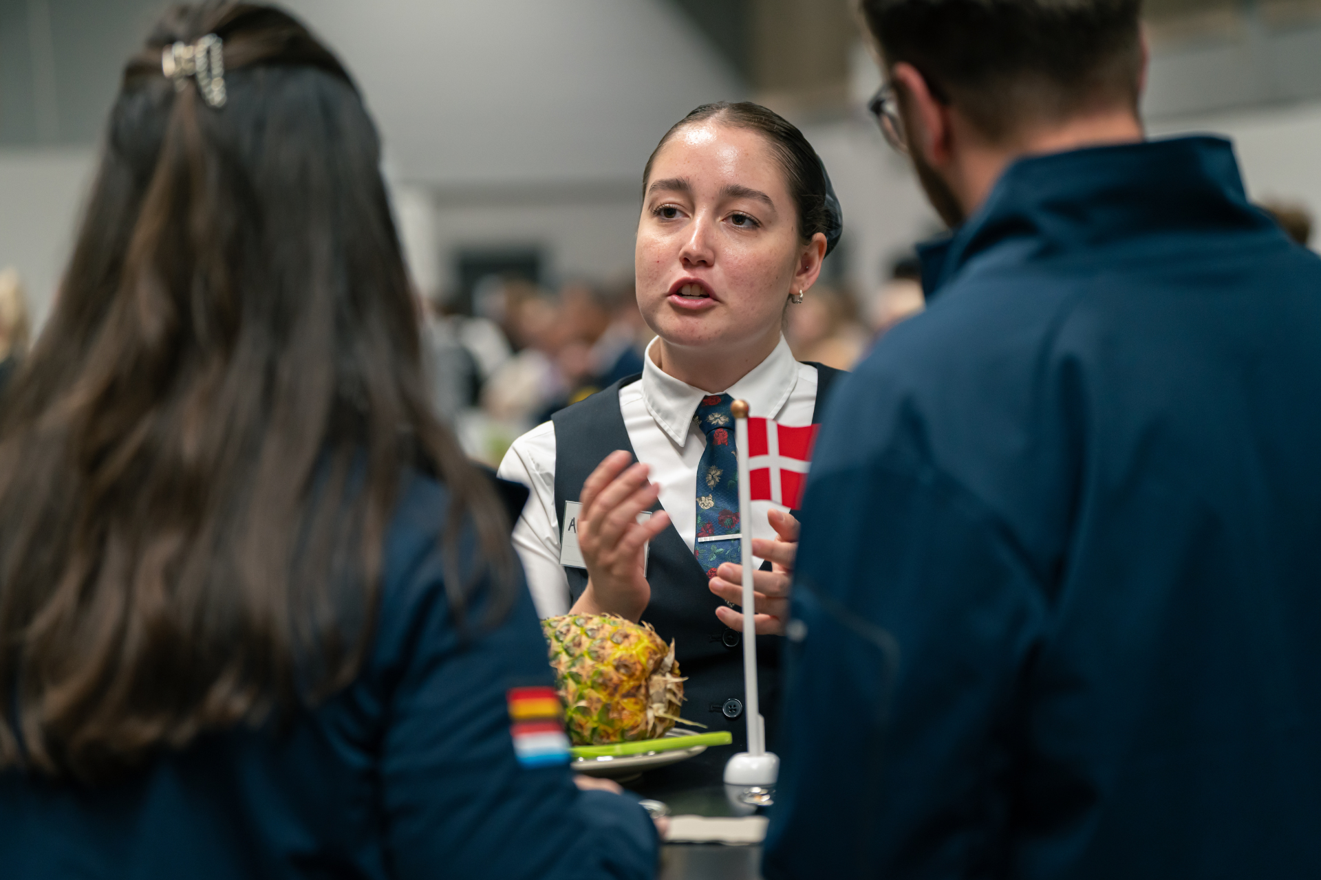 Tjener Augusta Lynge Jensen i sit rette element i mødet med gæsterne under EuroSkills 2025. Foto: Arek Pedersen