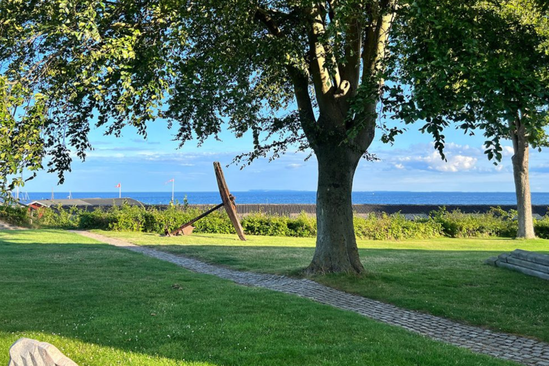 Udsigt fra hotellets udeservering med kig ud over Rødvig Havn. PR-foto.