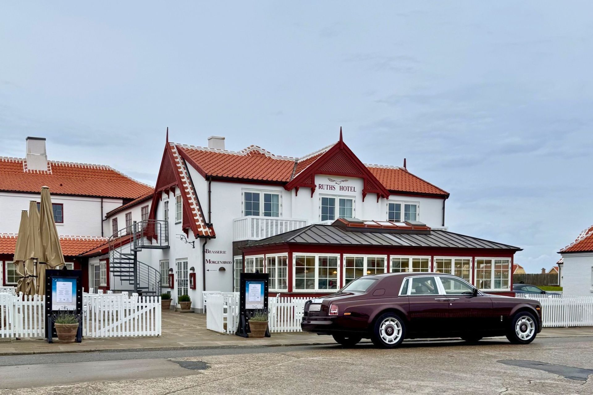 Del velkendte facade ved Ruths Hotel med fint besøg. Foto: Alexander Winther