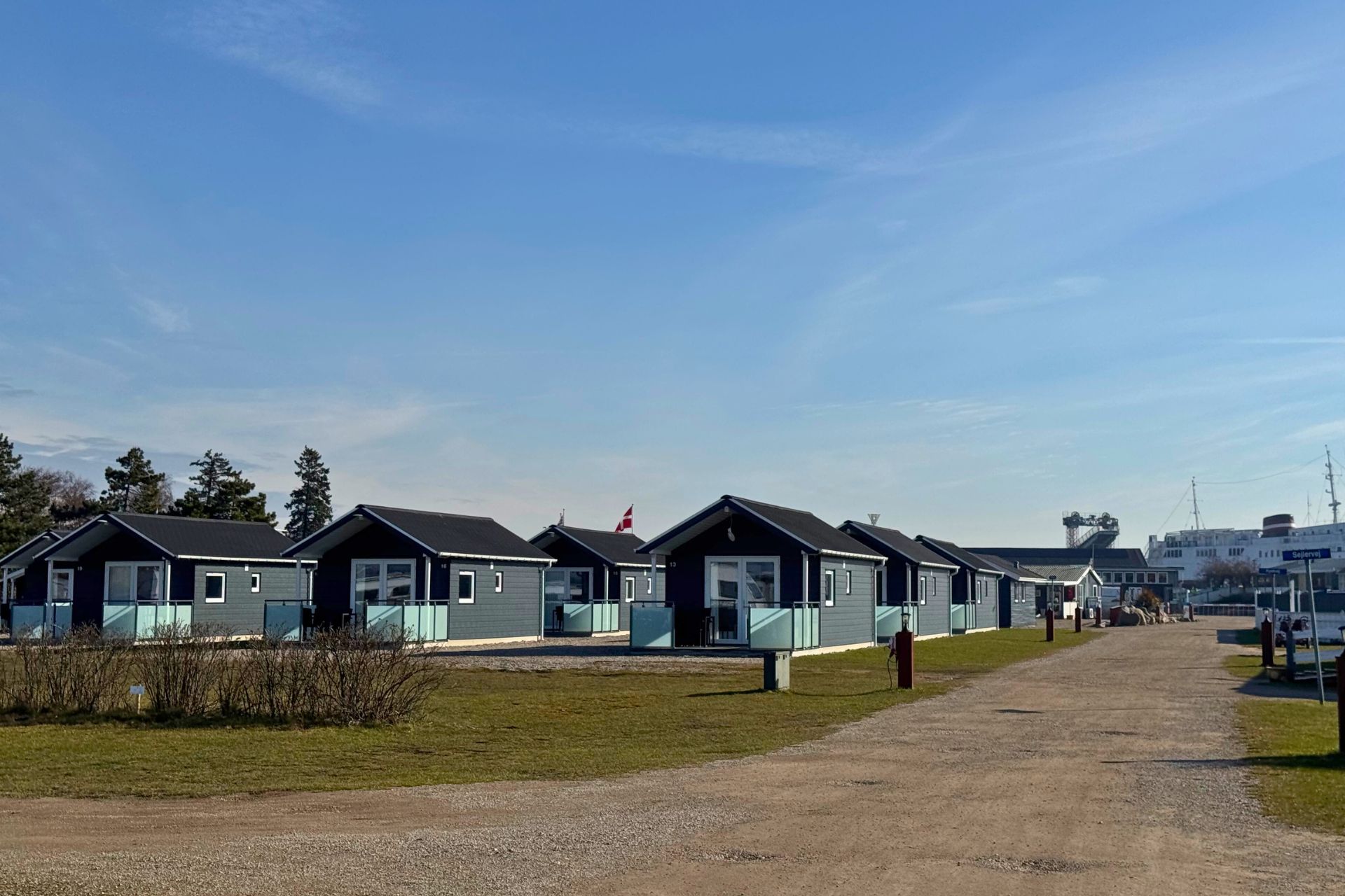 Hytter på Storebælt Camping lyst op i det flotte forårsvejr.