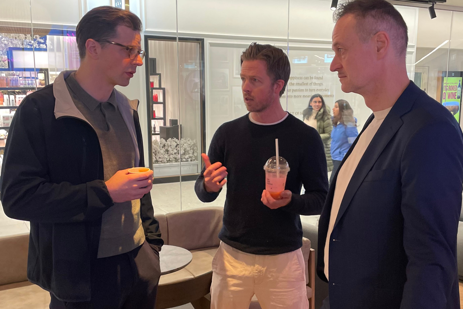 Virksomhedsbesøg hos Joe & The Juice i Lyngby med kædens direktør Thomas Nørøxe og LA-formand Alex Vanopslagh.