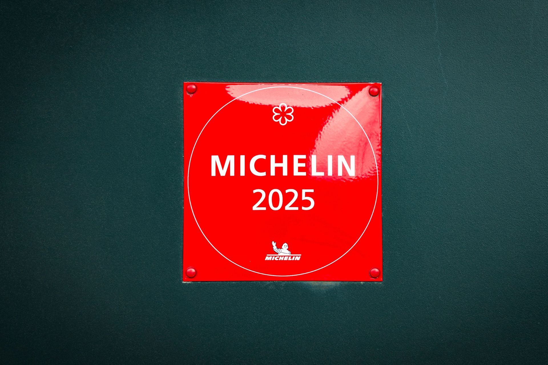 Det er en listing hos Michelin og et metalskilt som dette fra Michelin i deres velkendte røde farve som restauranterne kæmper om. Med prisen kommer et stort fokus på restauranten og flere besøgende gæster. Foto: Arek Pedersen.