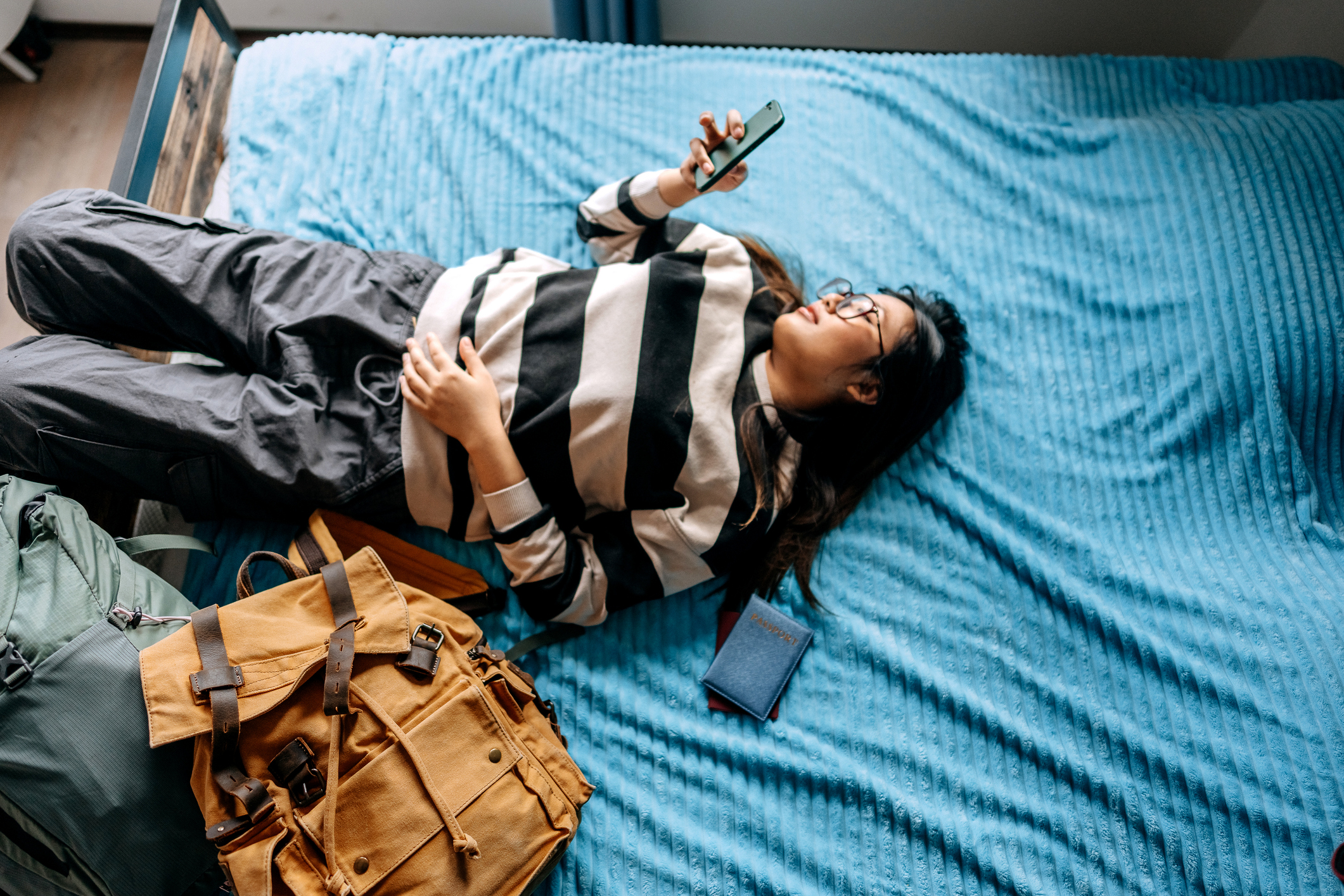 Kvinde Tjekker Airbnb På Mobil