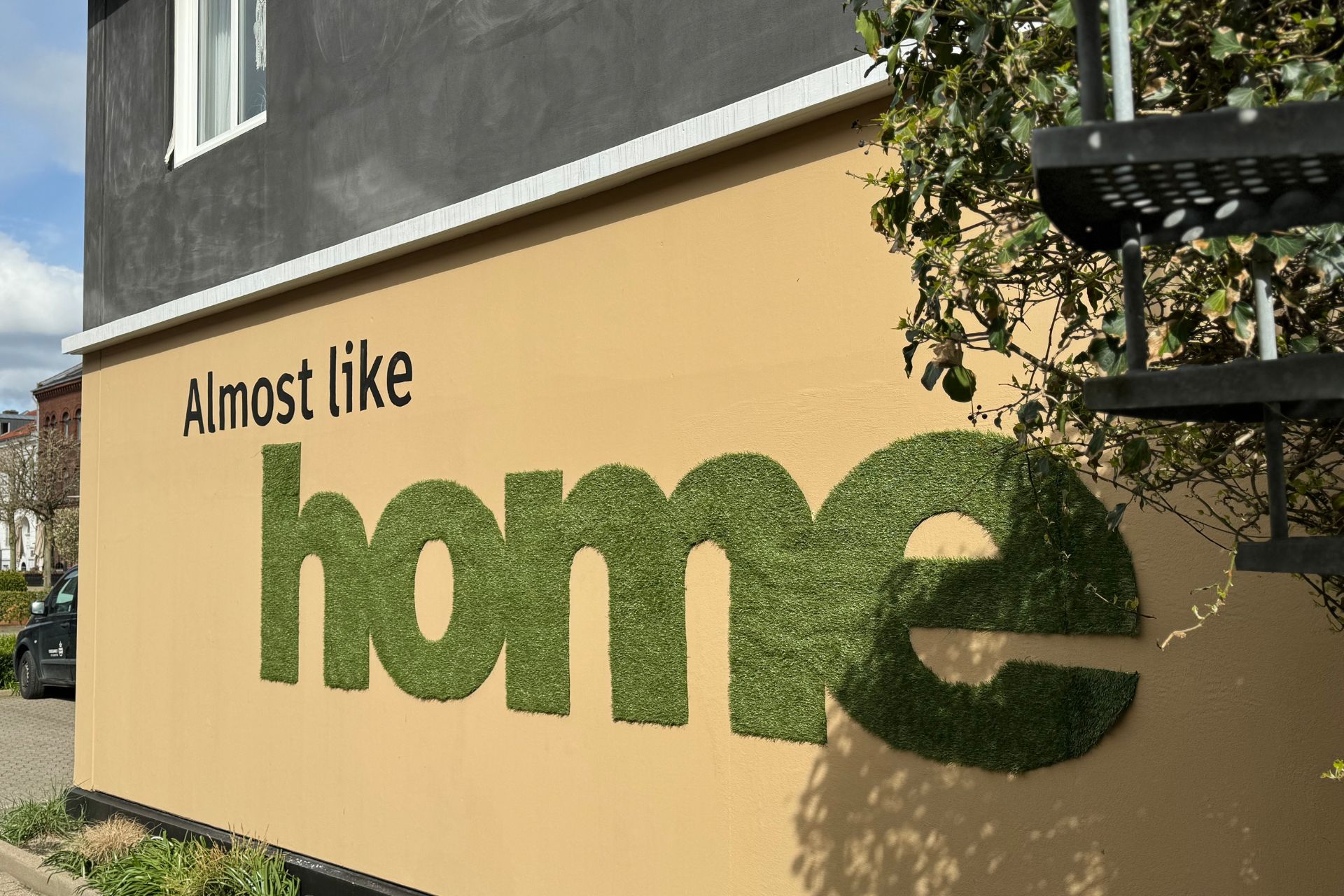 Hotellets motto på facaden. Foto: PR