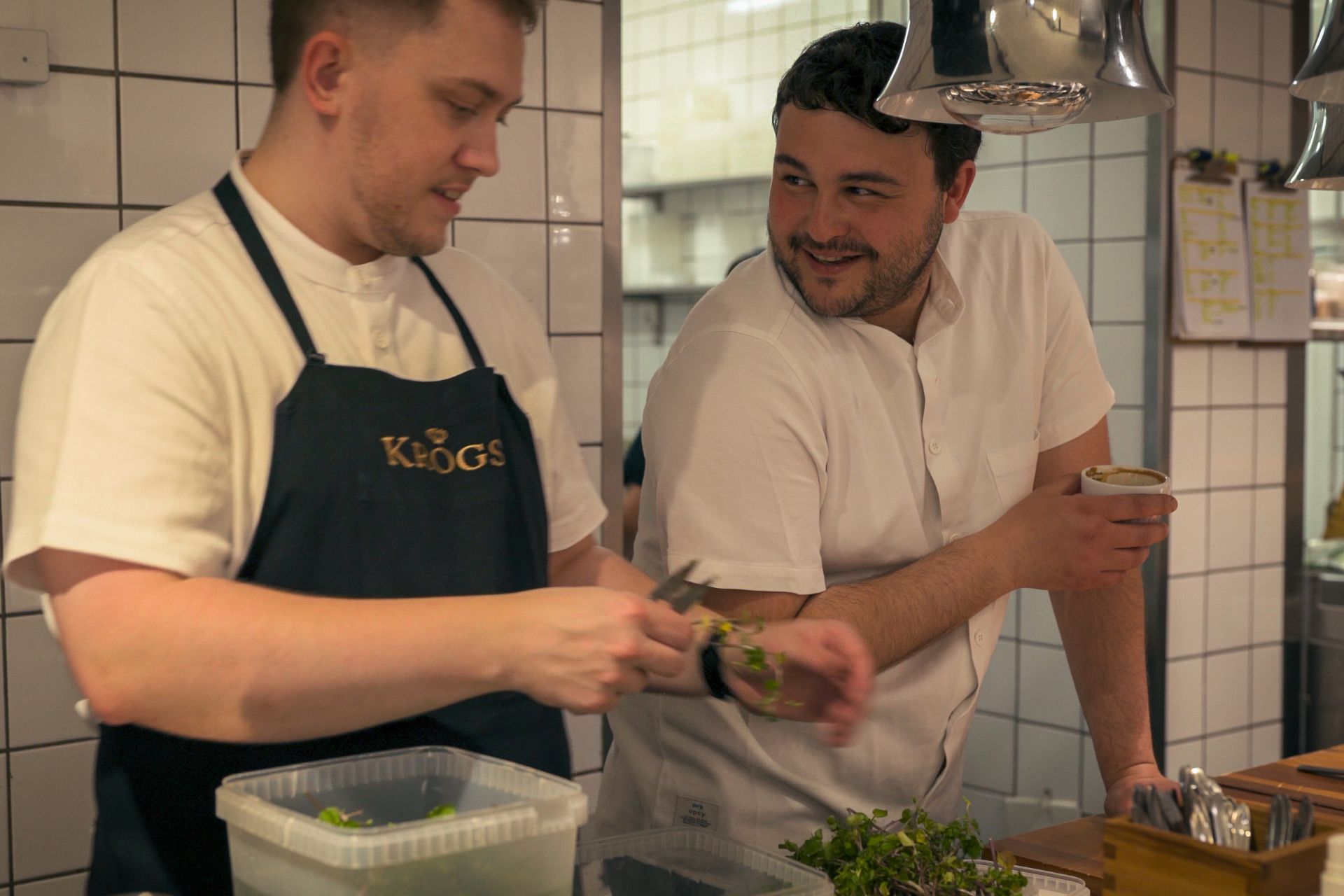 Andreas Ring Kjeldsholm Hansen (t.v.), køkkenchef hos Krogs Fiskerestaurant, gennemgår dagens råvarer. Foto: Arek Pedersen.