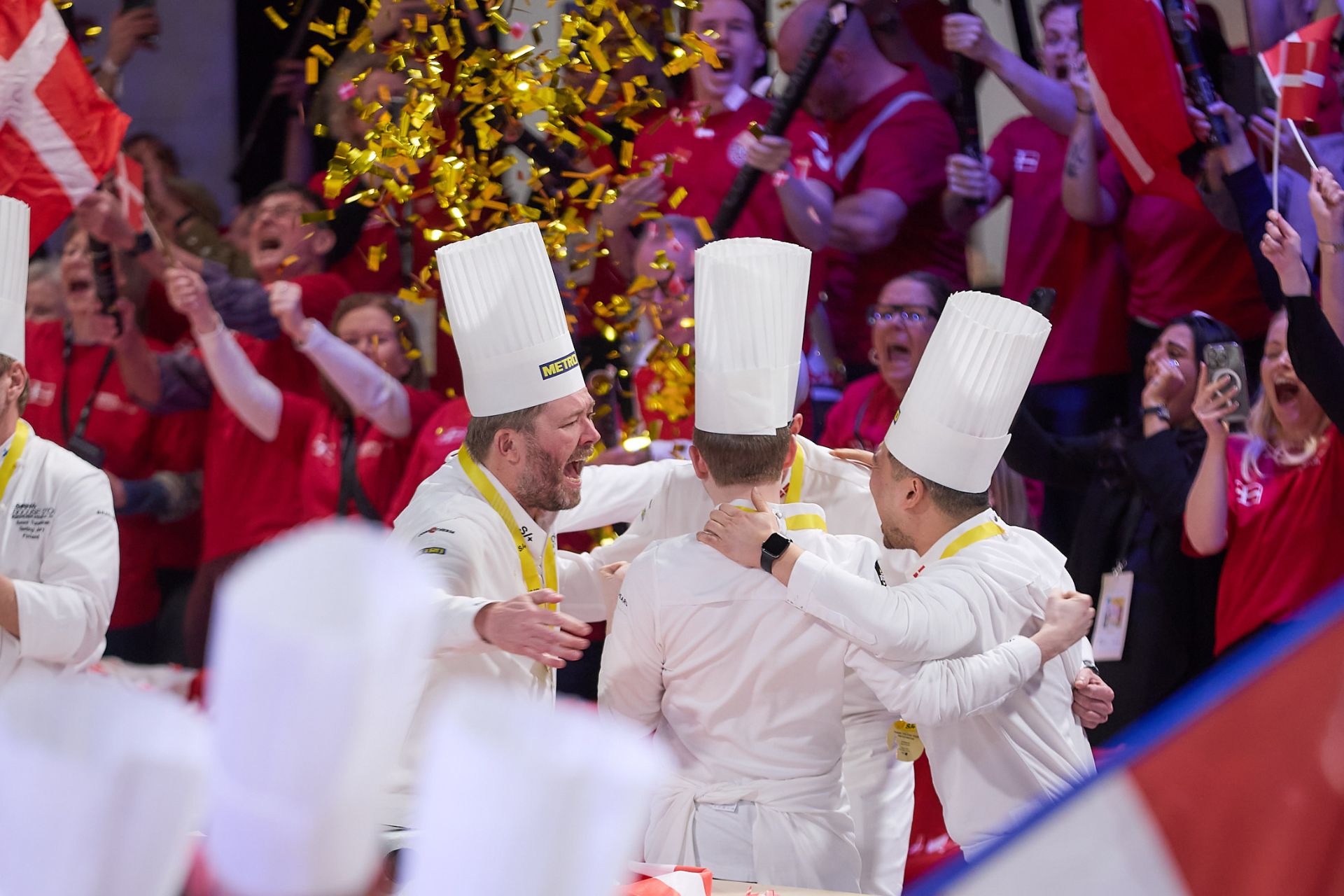 Christian Wellendorf og holdet i ekstase over at have vundet guld for anden gang i træk ved Bocuse EM. Foto: Jesper Bøjlund / Bocuse